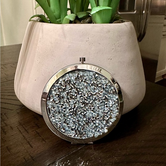 NEW!! Glam Compact Mirror - Picture 2 of 13